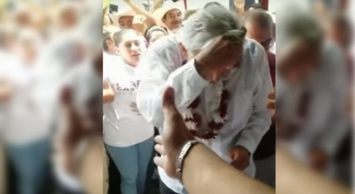 Lanzan huevos a AMLO en Veracruz (Video)