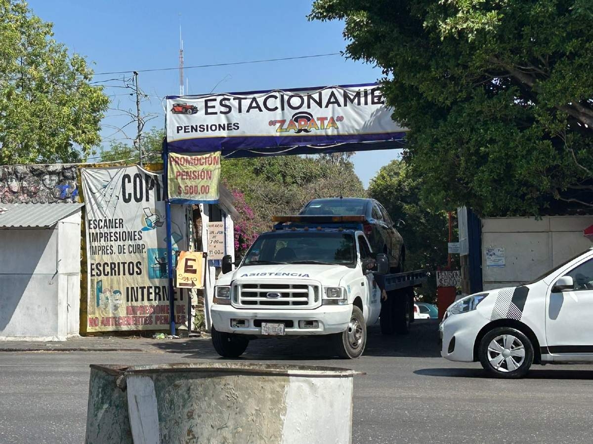 Frente a la FGE, abandonan un auto robado