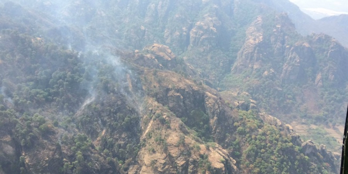 Continúa el incendio forestal en Tepoztlán; está controlado en un 90 por ciento, refieren autoridades