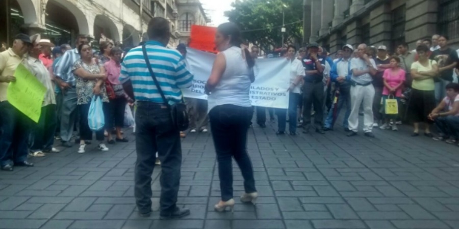Se manifiestan jubilados y pensionados en Cuernavaca