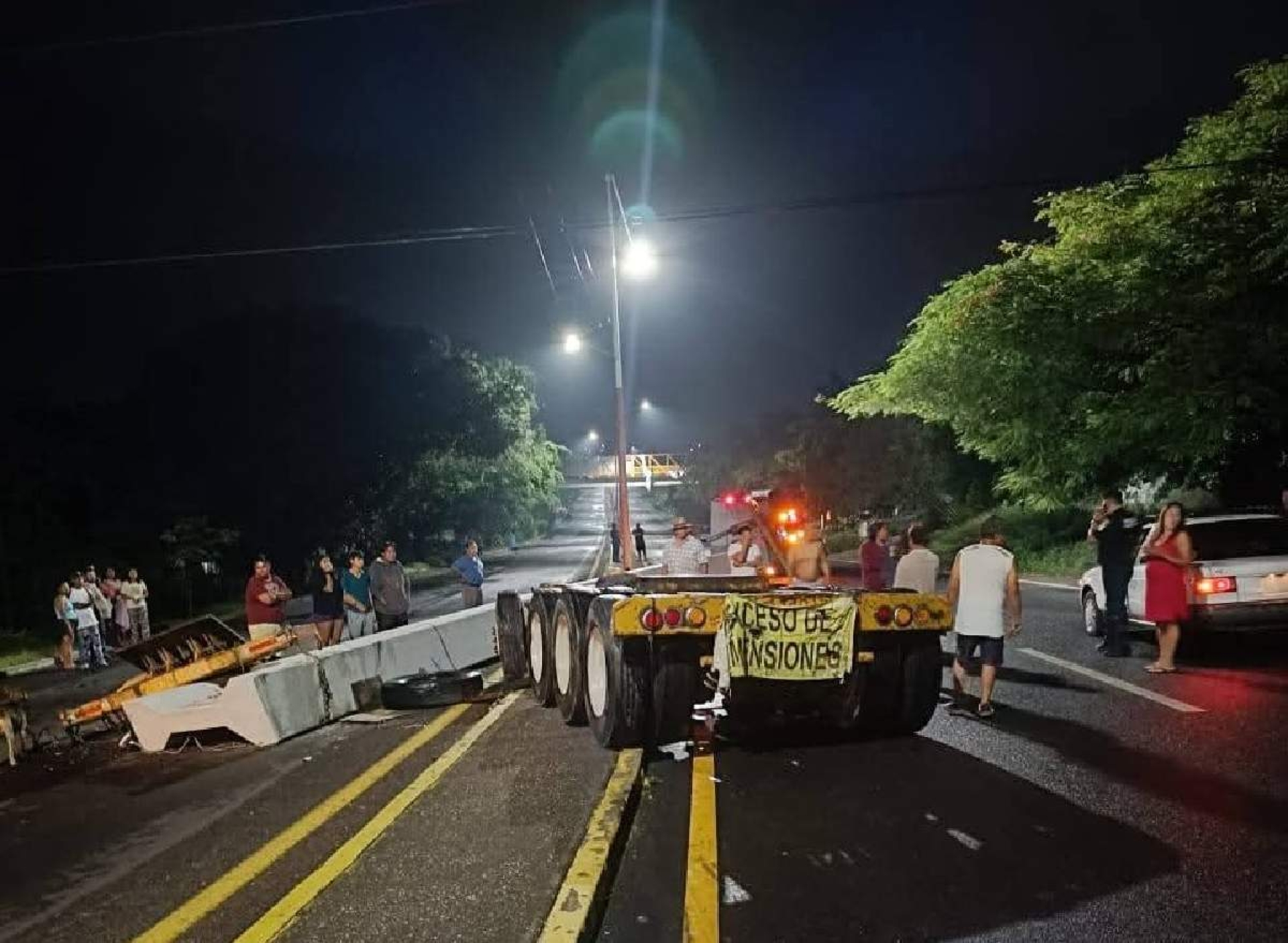 Volcadura de tráiler deja un muerto