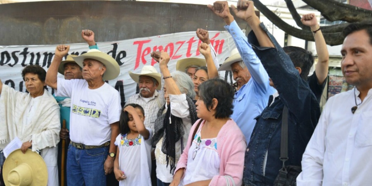 Protestan integrantes del Frente en Defensa de Tepoztlán, en la Plaza de Armas