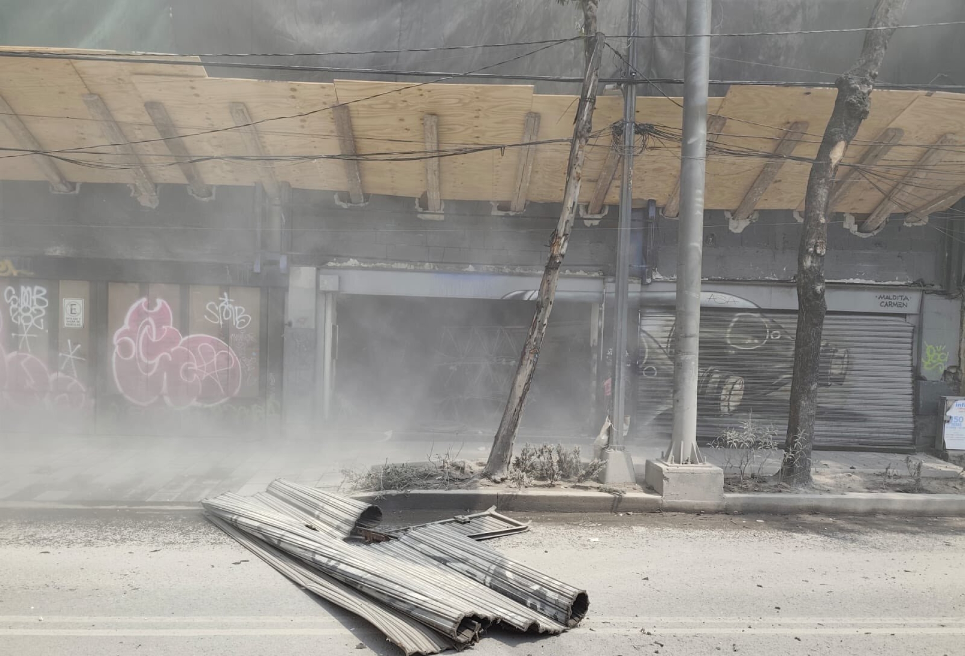Edificio en demolición colapsa y deja tres personas atrapadas en CDMX