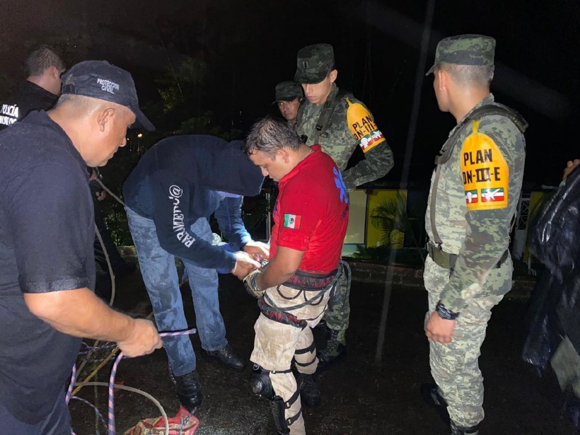 Rescatan a mujer que estaba atrapada al inundarse su casa