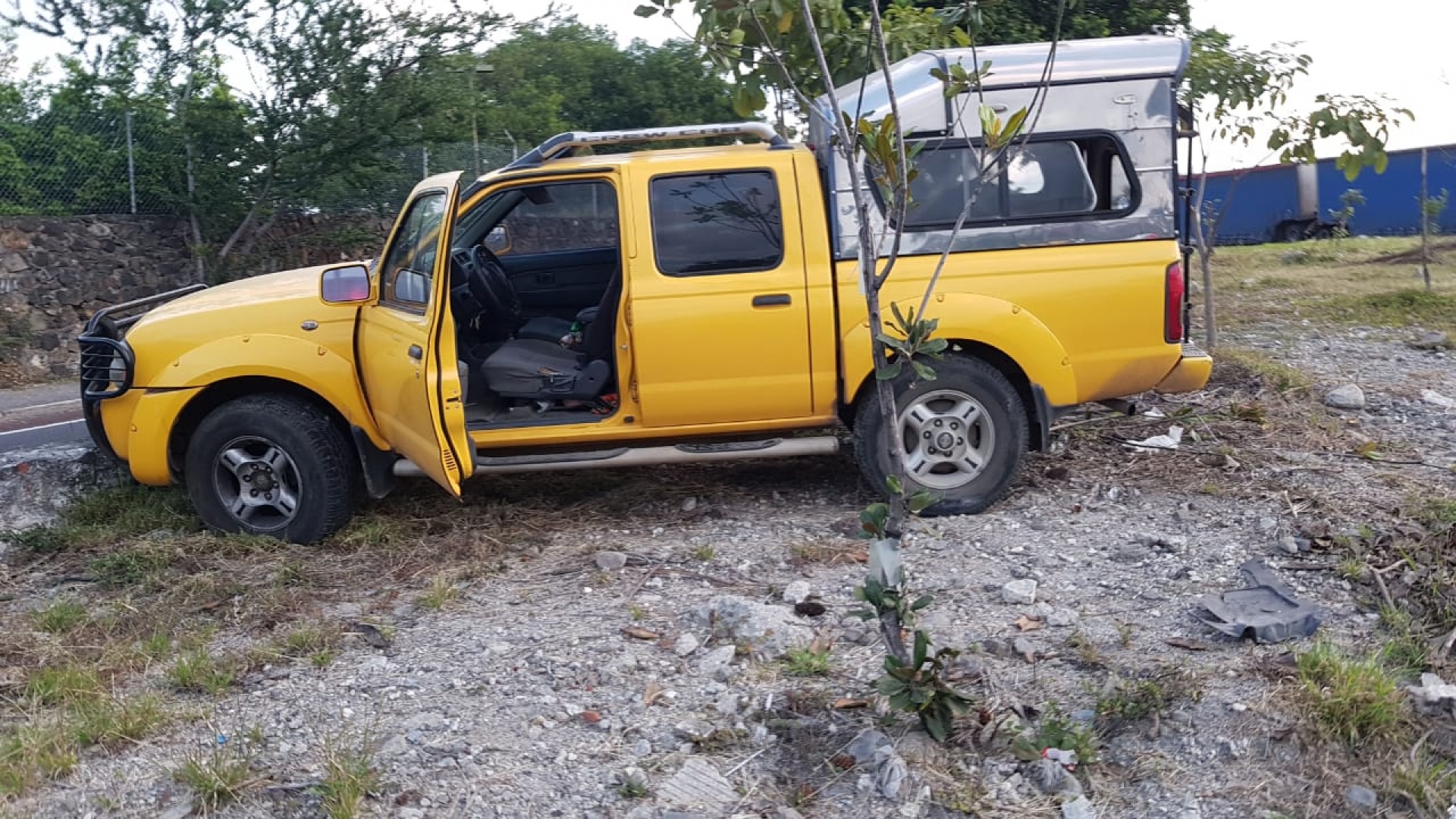 Policías detienen a presunto ladrón de una camioneta