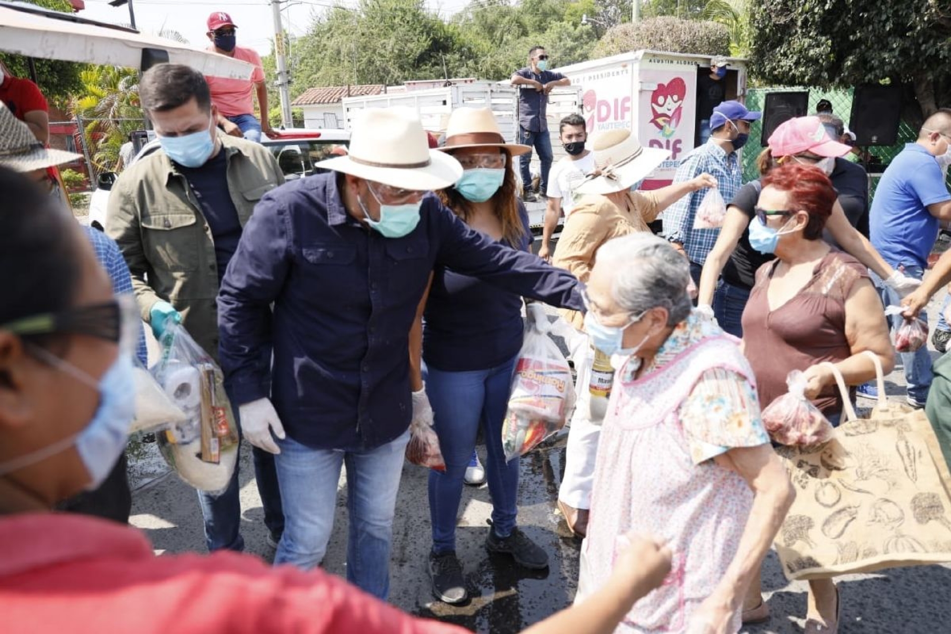 Entrega Agustín Alonso despensas en San Carlos