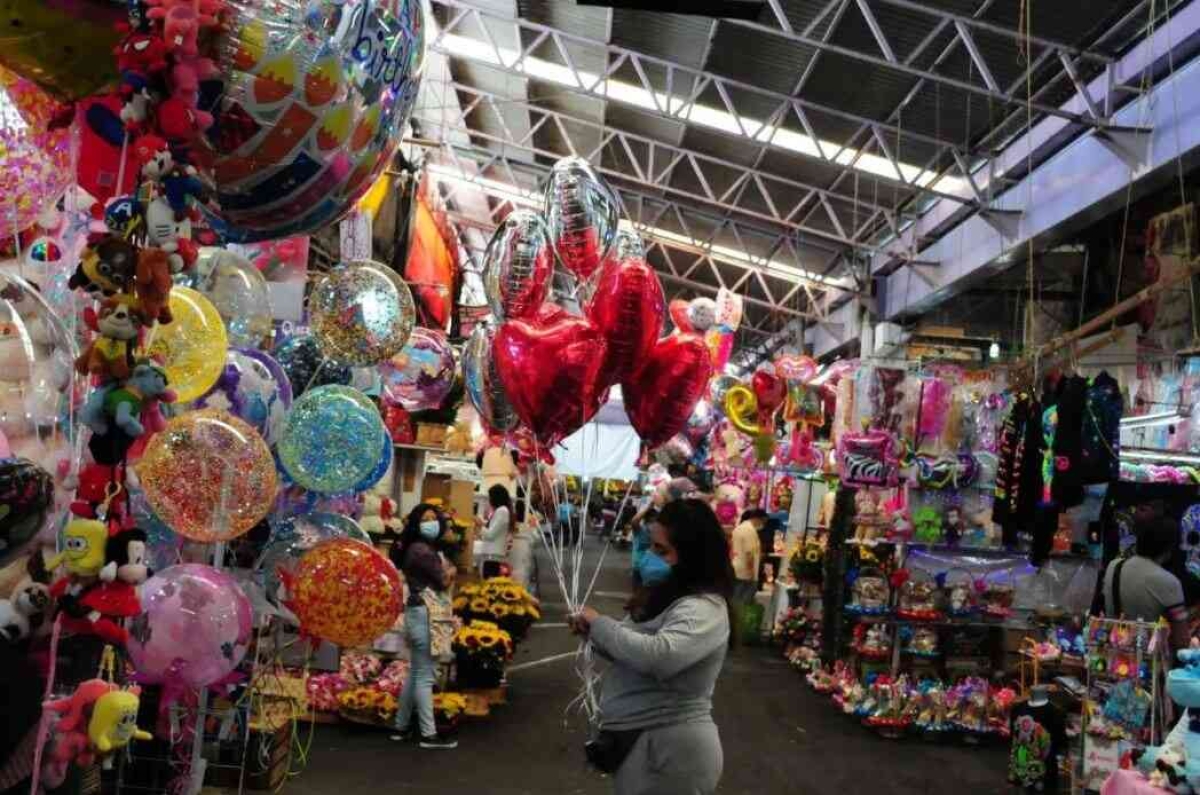 Vendedores de flores y peluches esperan recuperarse este 14 de febrero de la pandemia por COVID
