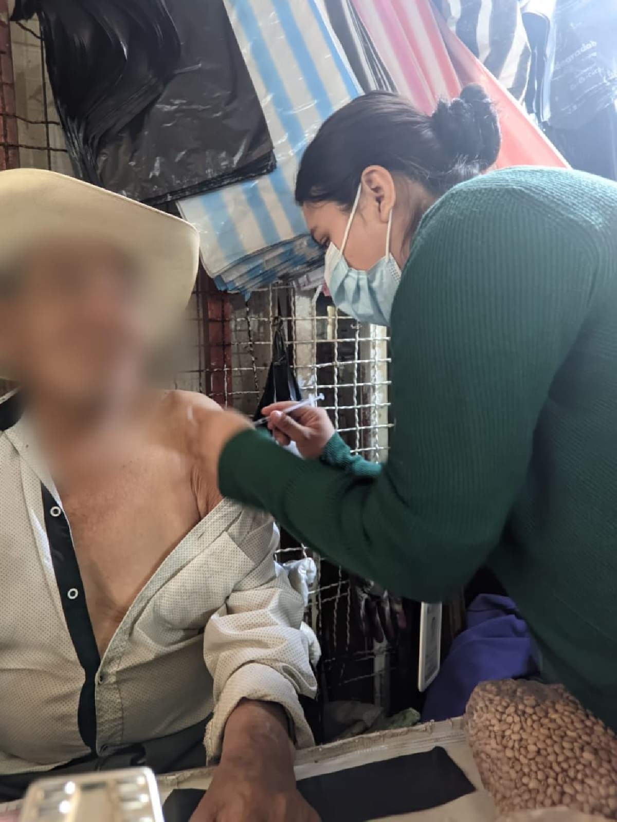 Aplica IMSS Morelos vacuna contra influenza en plazas comerciales y mercados