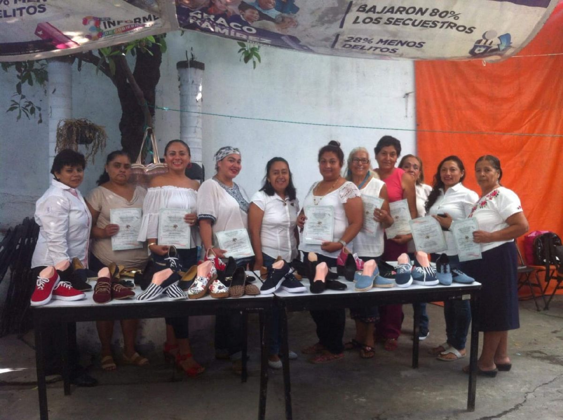 Concluyó el segundo curso de confección de calzado en Tlaquiltenango