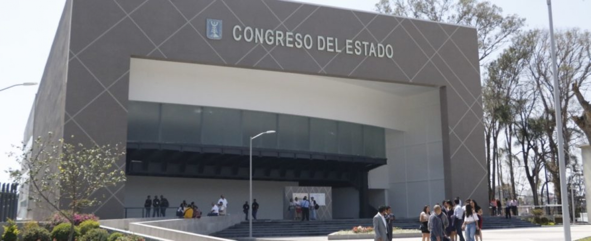 Exhiben diputados a comisionados del IMIPE