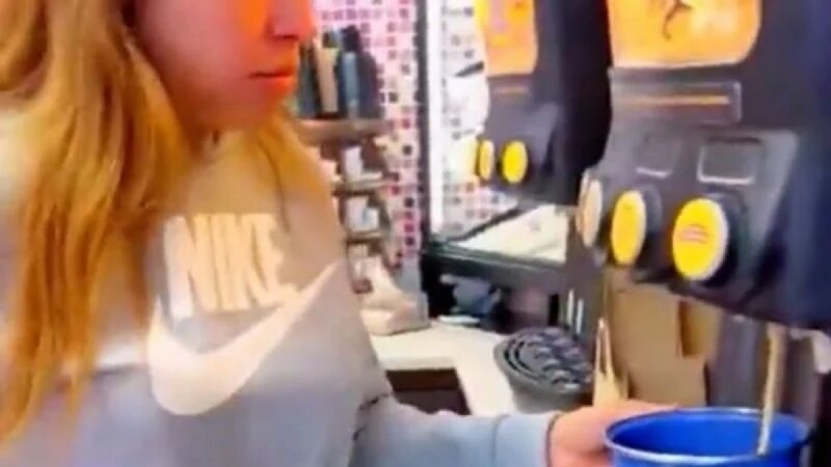'Lady café del Oxxo': mujer quería llenar su olla e irse sin pagar