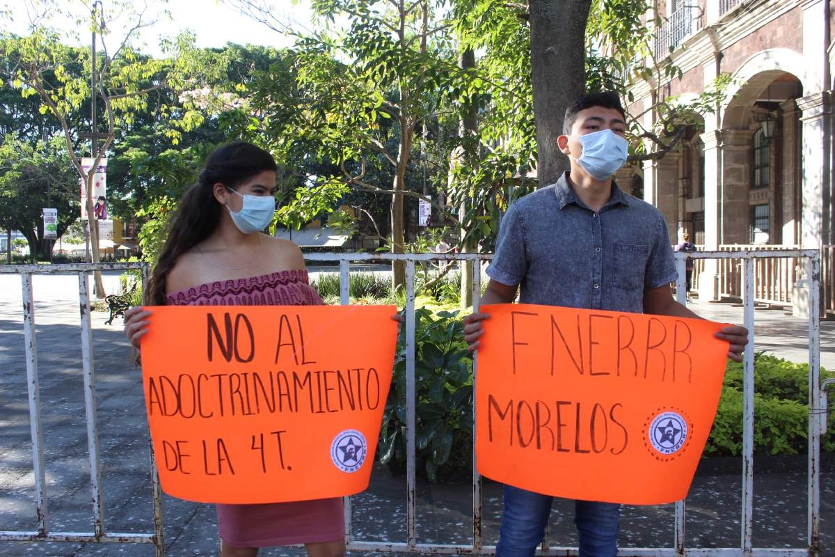 Protestan jóvenes contra intención de cambiar los libros de texto
