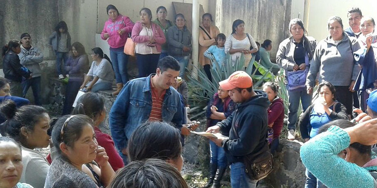 Padres de familia de secundaria de Tetela del Volcán protestan en el Ineiem