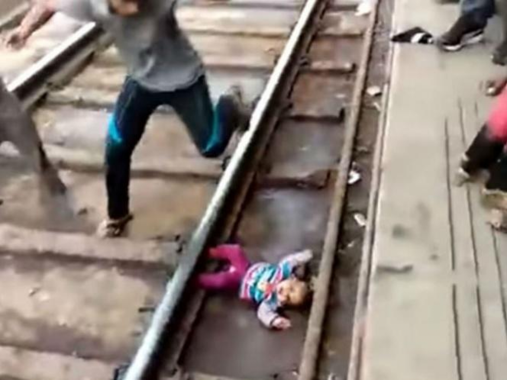 VIDEO: Bebé cae a las vías del tren, le pasa encima y sobrevive