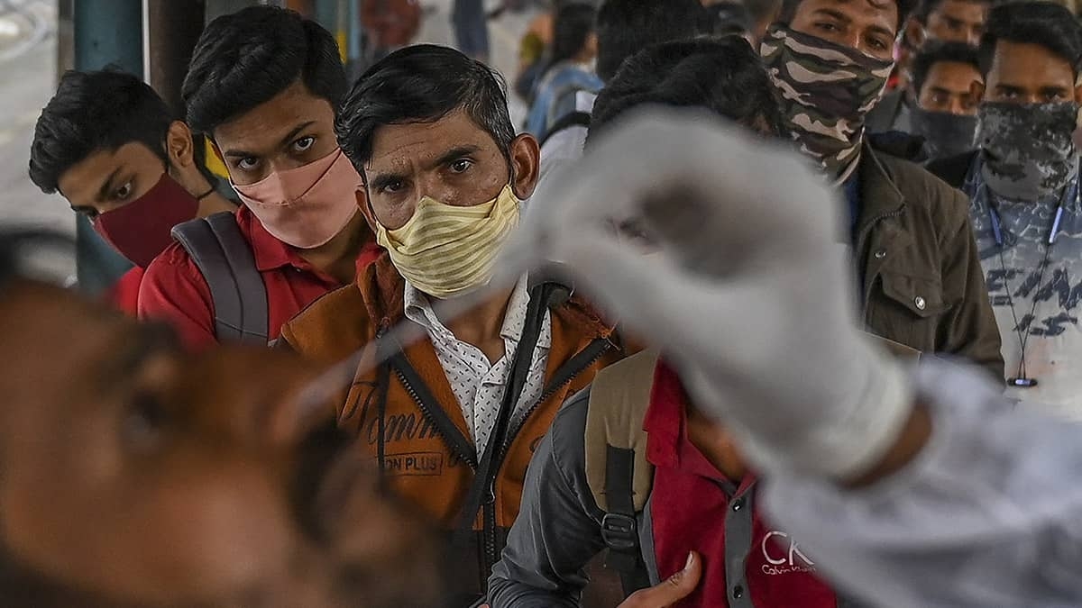 India impone "toques de queda" por incremento de contagios COVID