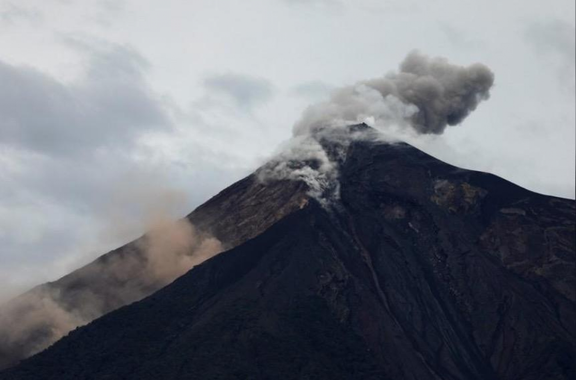 Lava y ceniza de volcán Fuego de Guatemala obligan a nuevas evacuaciones