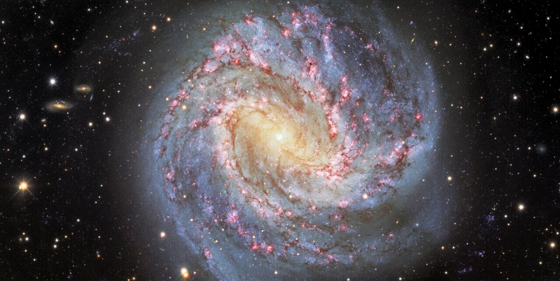 Este vídeo muestra la galaxia Messier 83, que está a 15 millones de años luz, en todo su esplendor