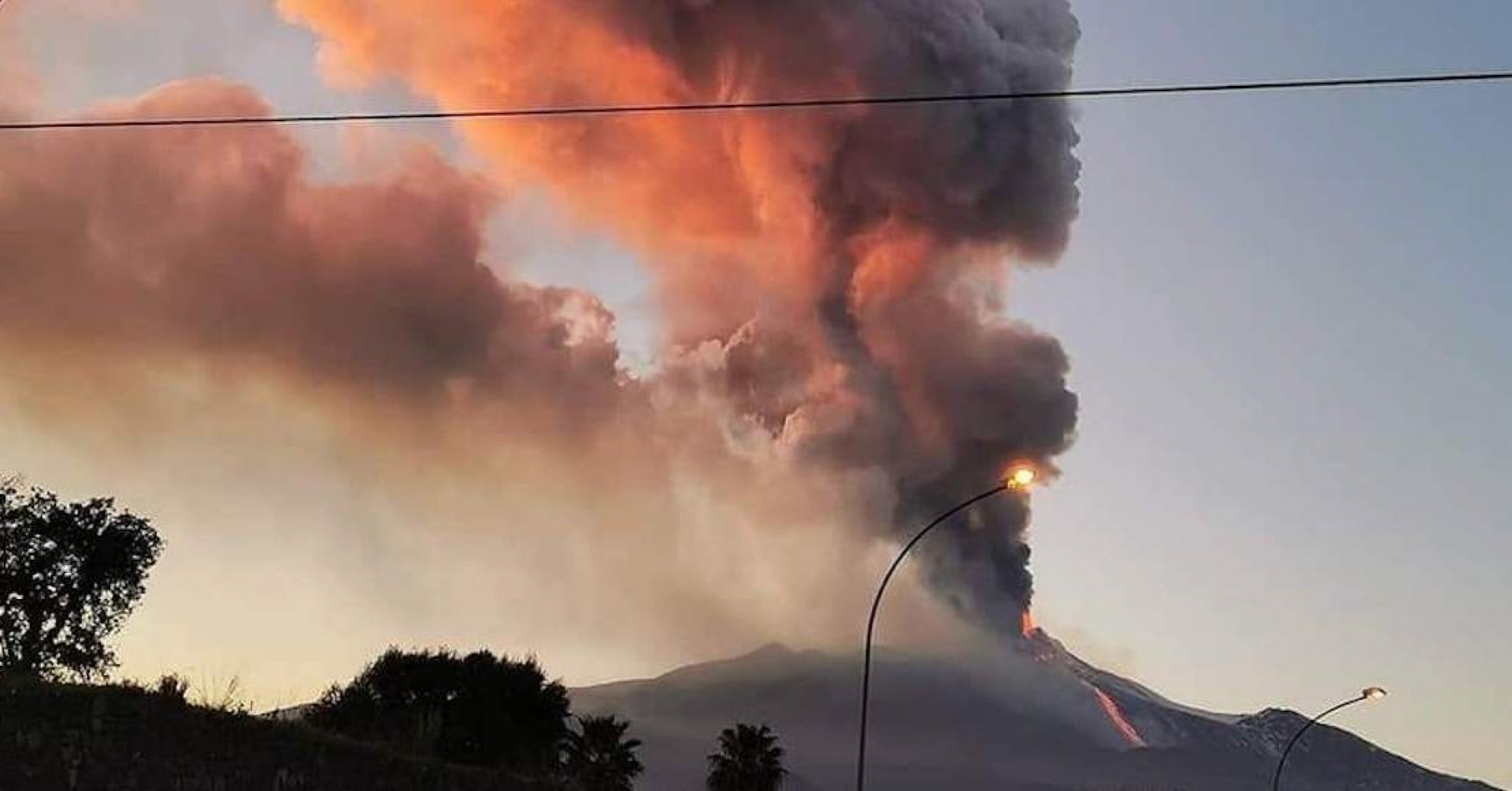 Fotos y videos de la erupción del volcán Etna en Sicilia, Italia