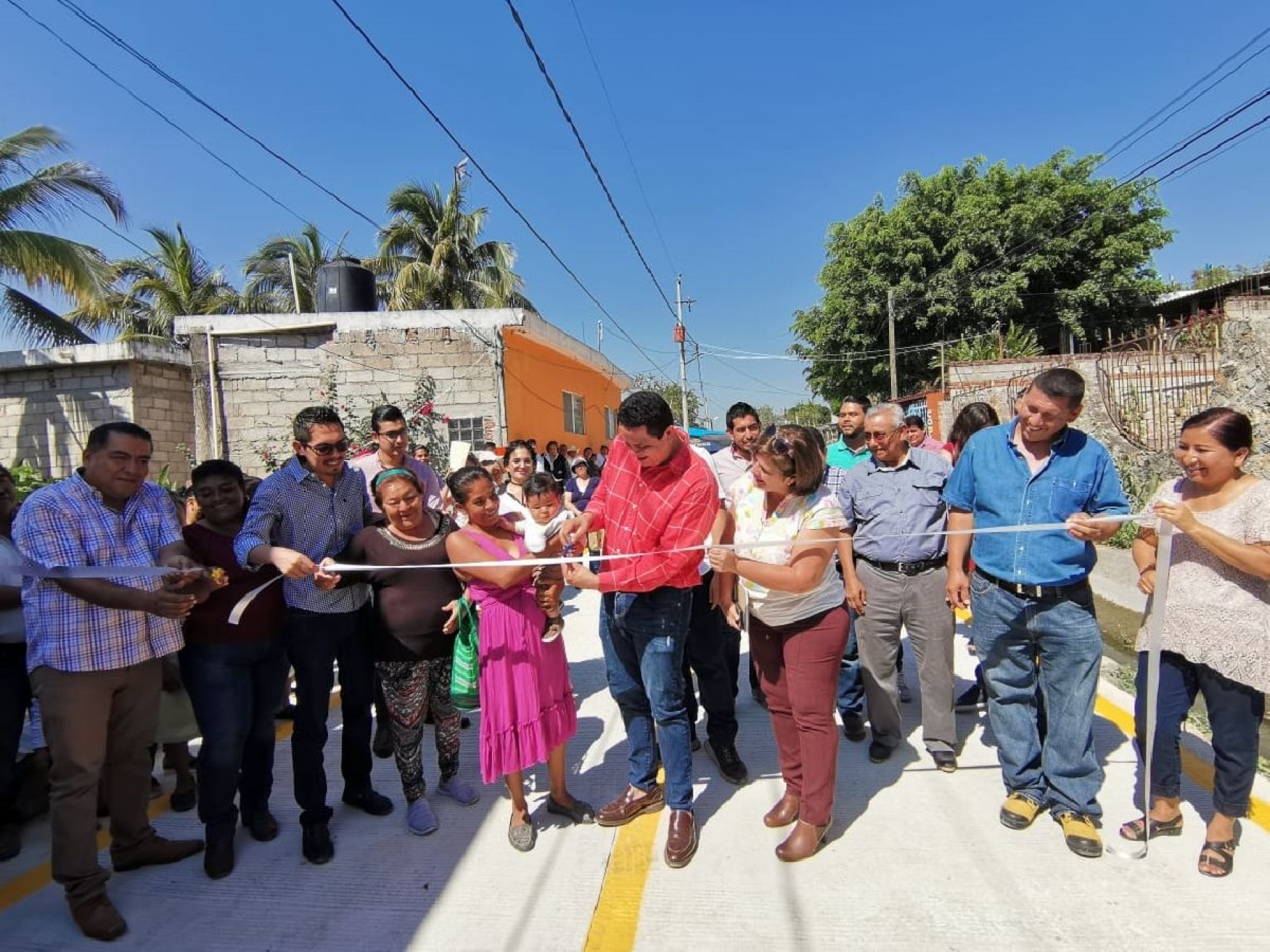 Entregan pavimentación a vecinos de Tehuixtla