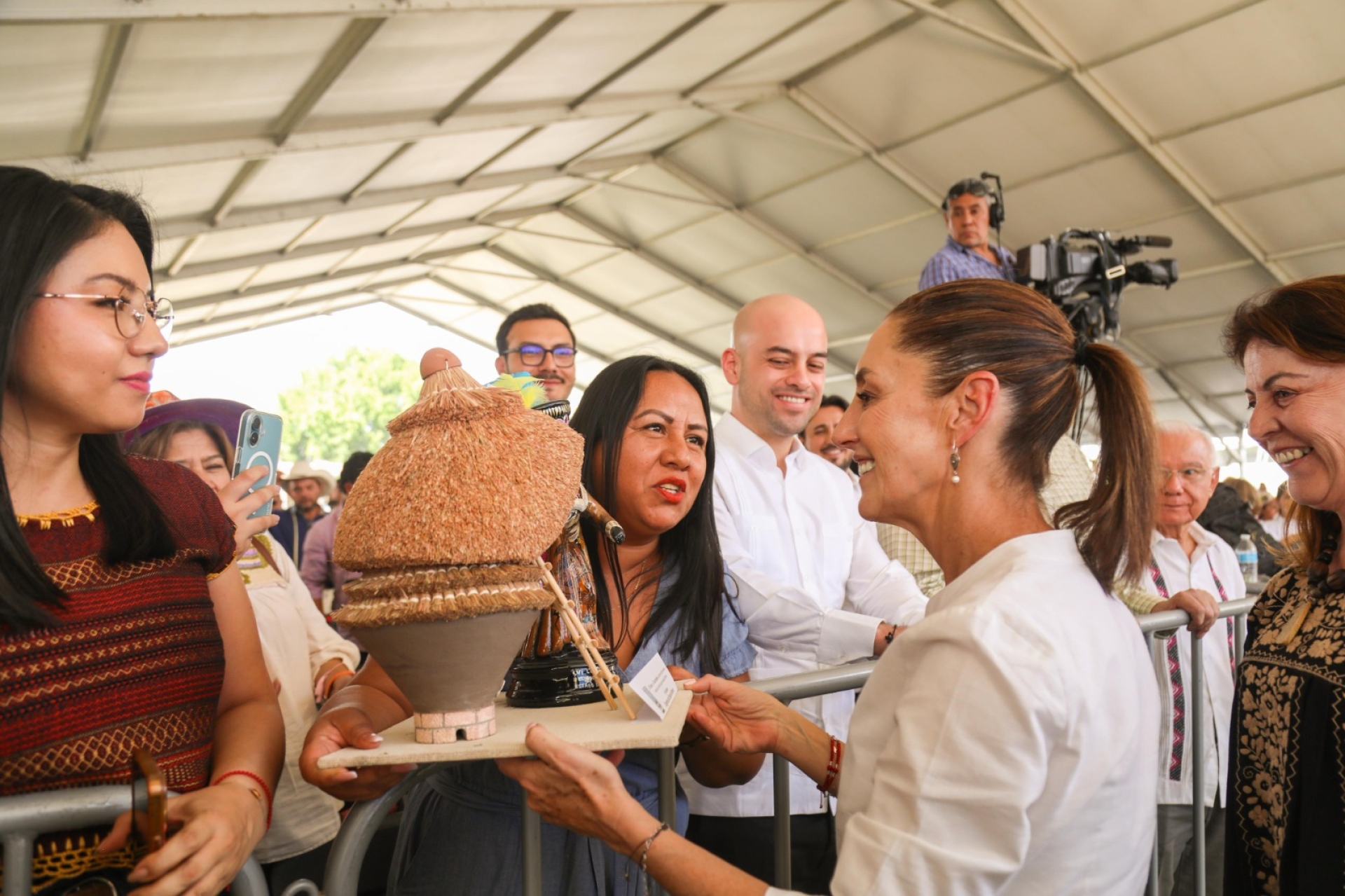Entrega diputada Jazmín Solano López un cuexcomate a presidenta Claudia Sheinbaum