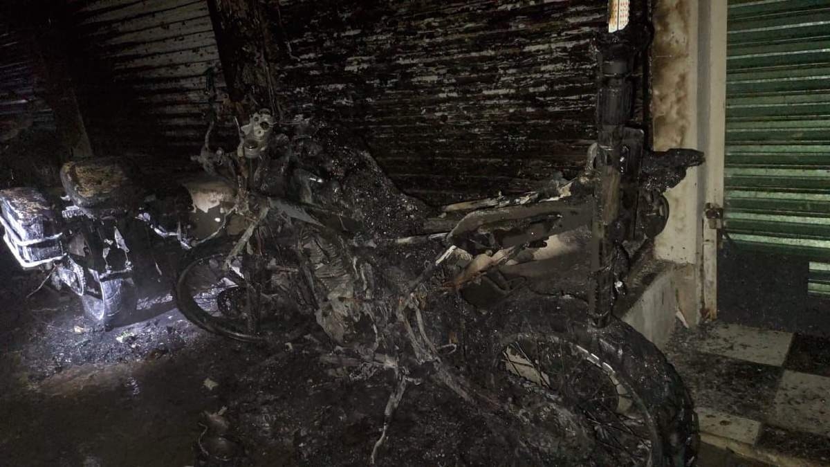 Se incendian dos motos de la Policía en el mercado ALM