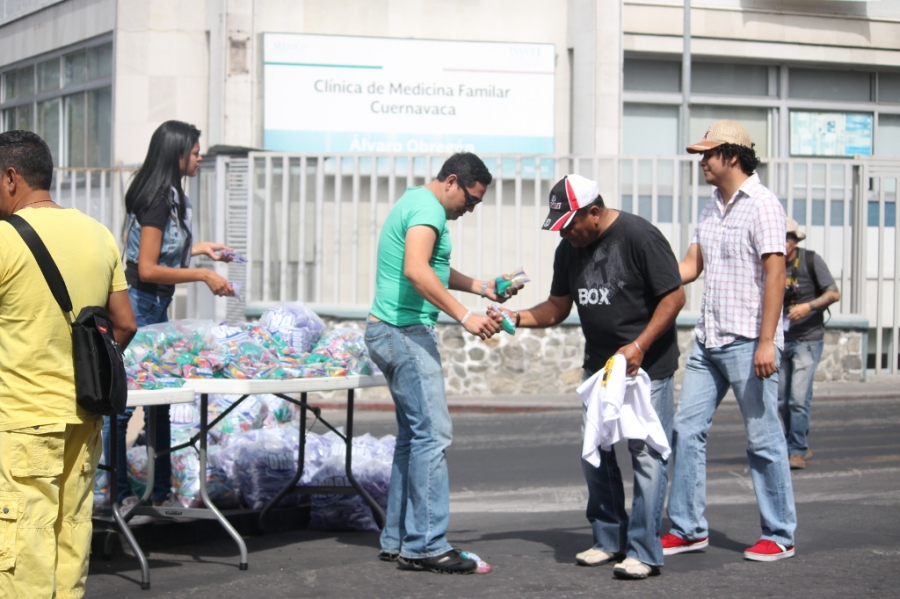 Una botella de agua, una sombrilla y una torta a los asistentes a la marcha de ayer
