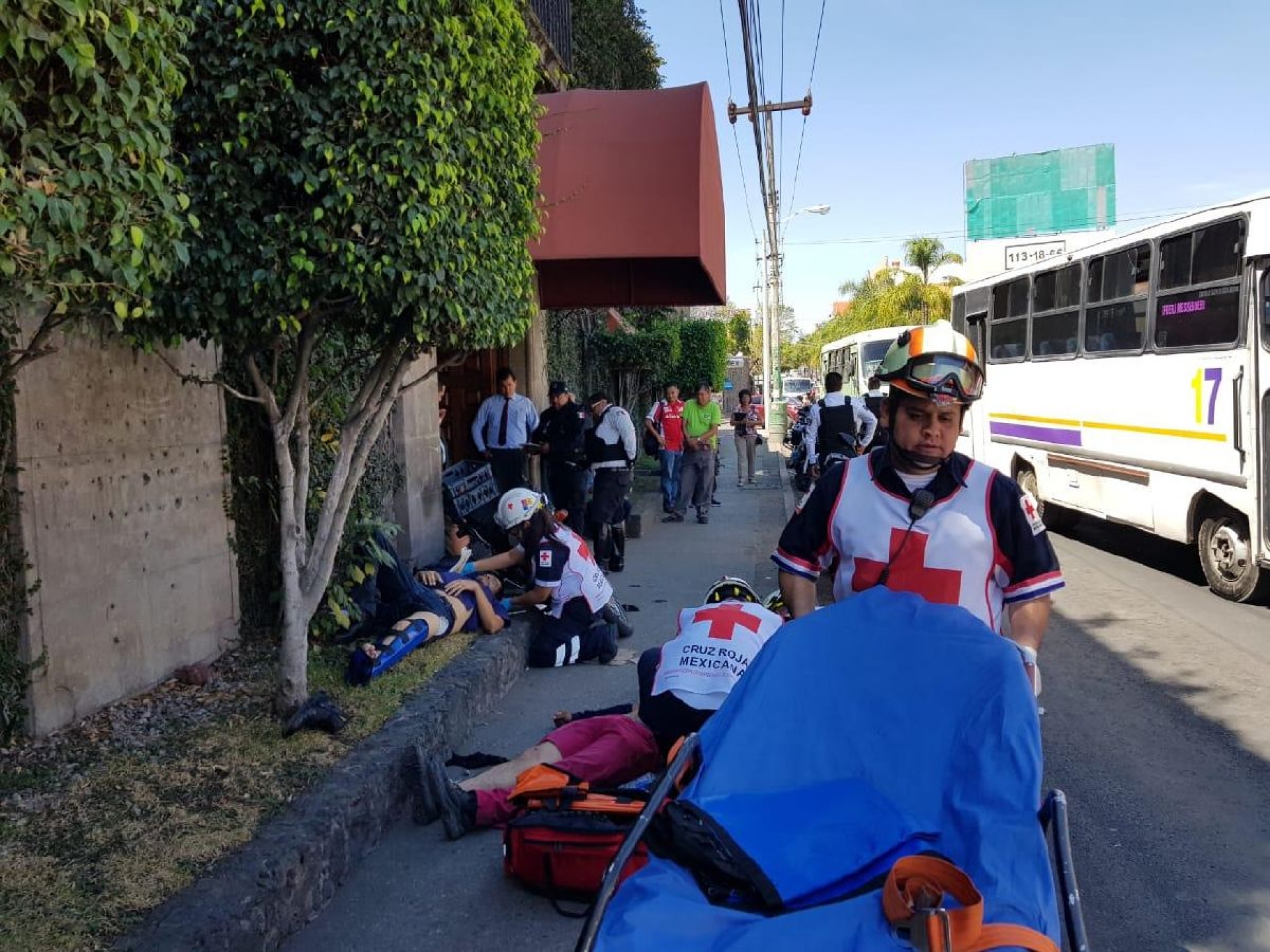Arrolla moto a pareja en la avenida Plan de Ayala