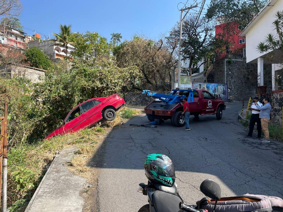 Se salvó de caer a una barranca con todo y auto
