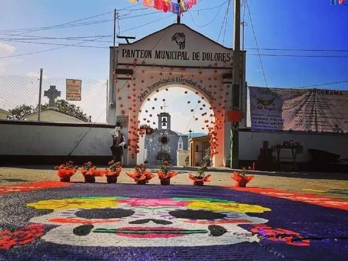 Colocaron un tapete decorativo y catrinas en el acceso al panteón municipal