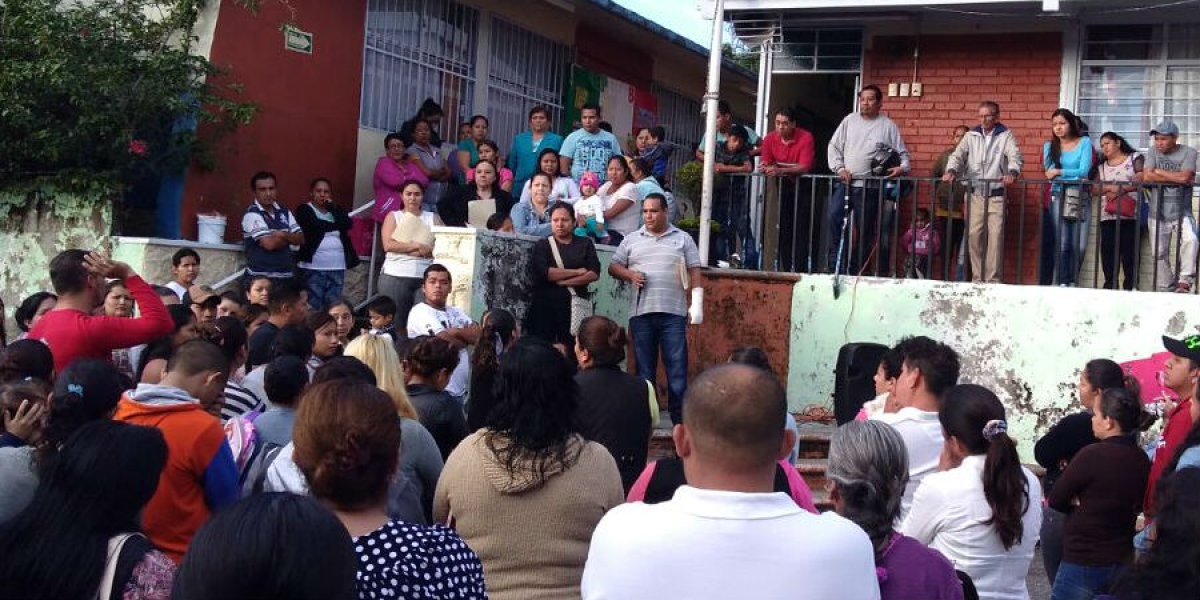 Expresan padres de familia inconformidad por condición de dos planteles educativos