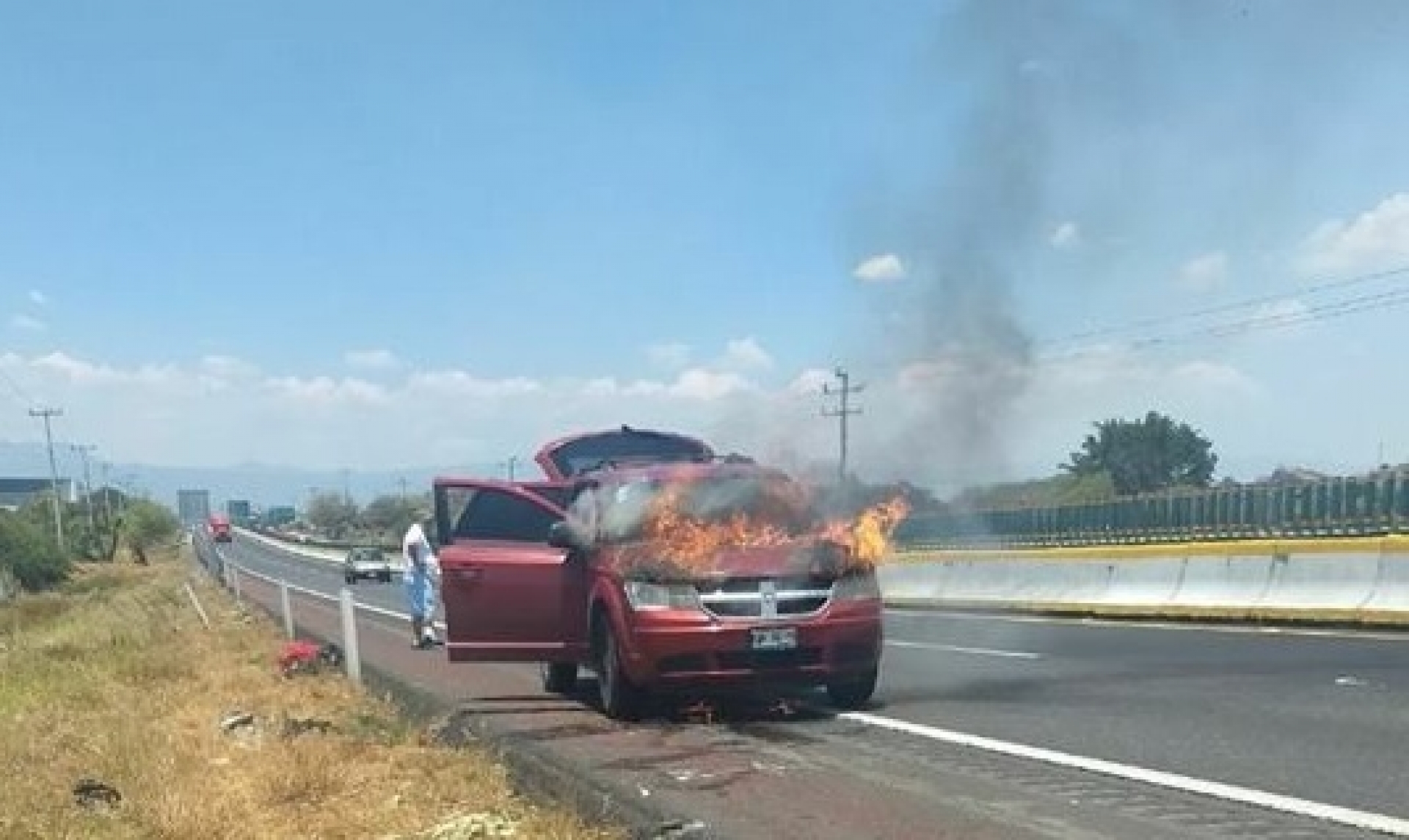 Falla eléctrica incendia un auto en la autopista México-Cuernavaca