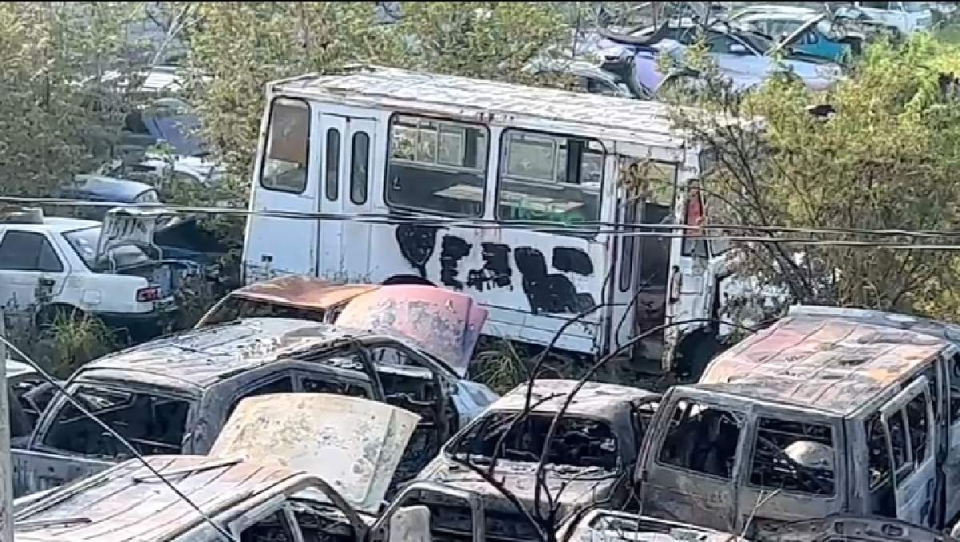 Destruye incendio 24 vehículos en un corralón