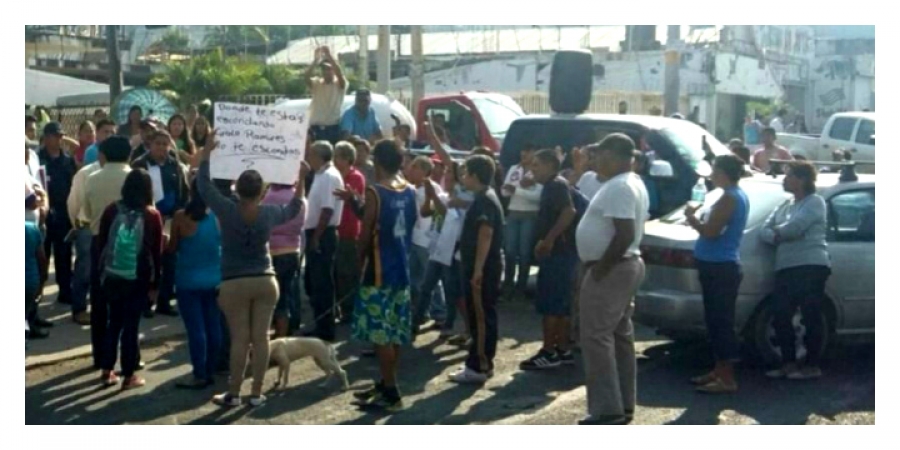 Bloquean padres de familia la carretera federal Cuernavaca-Cuautla; exigen obras para escuelas