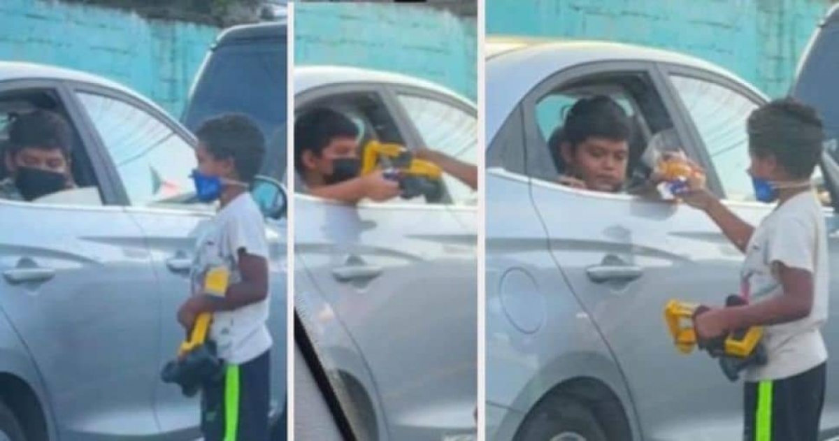 Niño le regala su juguete a otro que limpia parabrisas y se hacen amigos