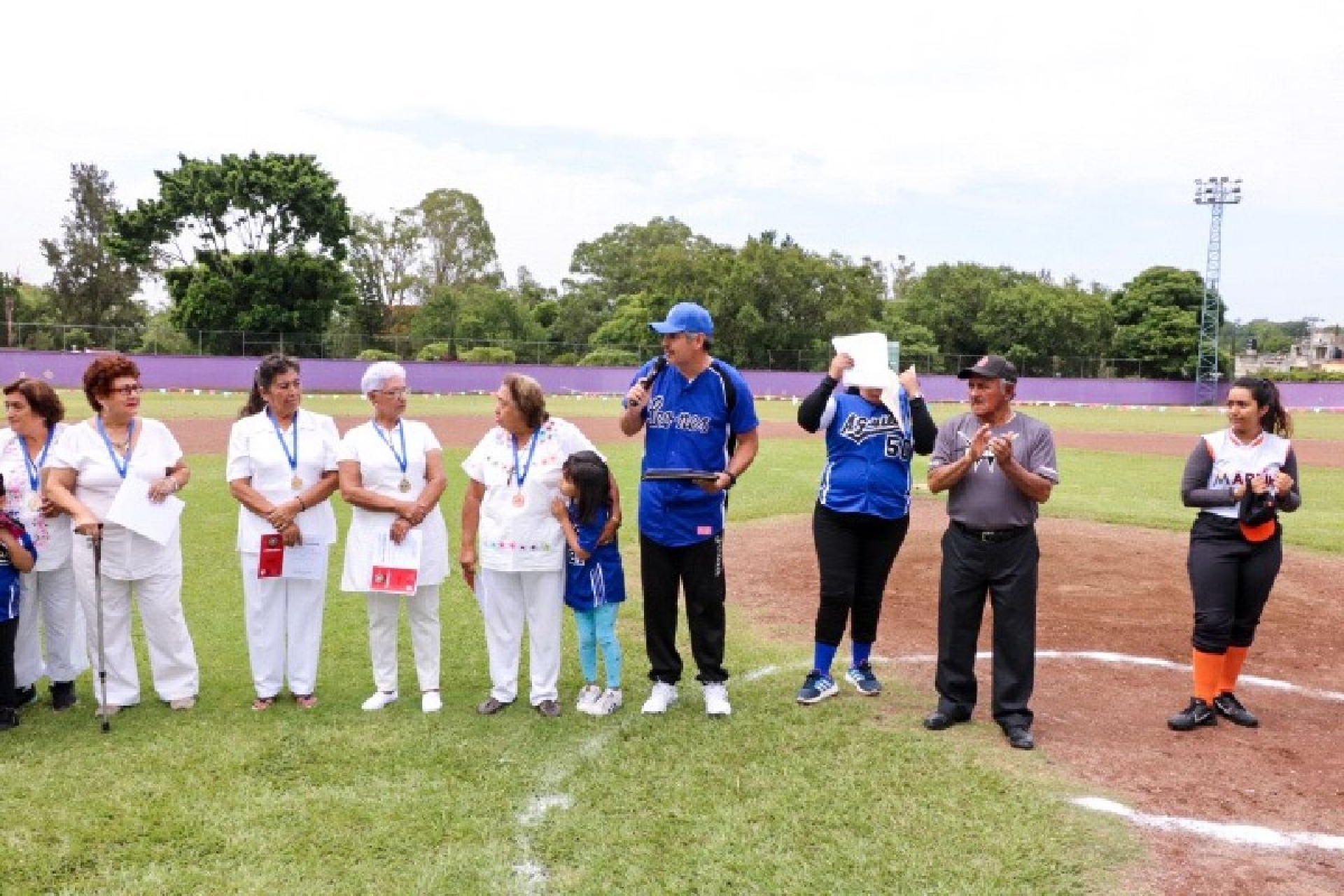 Reconocen a pioneras y veteranas del softbol en Morelos