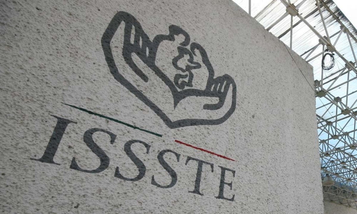 Salva ISSSTE a enfermera Aurelia de morir por enfermedad rara
