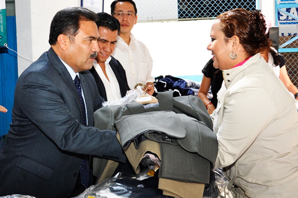 Entregan uniformes a sindicalizados del SAPAC