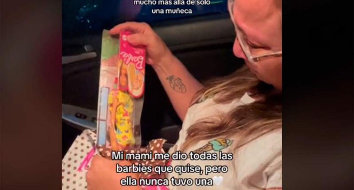 Madre llora al recibir su primer muñeca, tras estreno de 'Barbie'