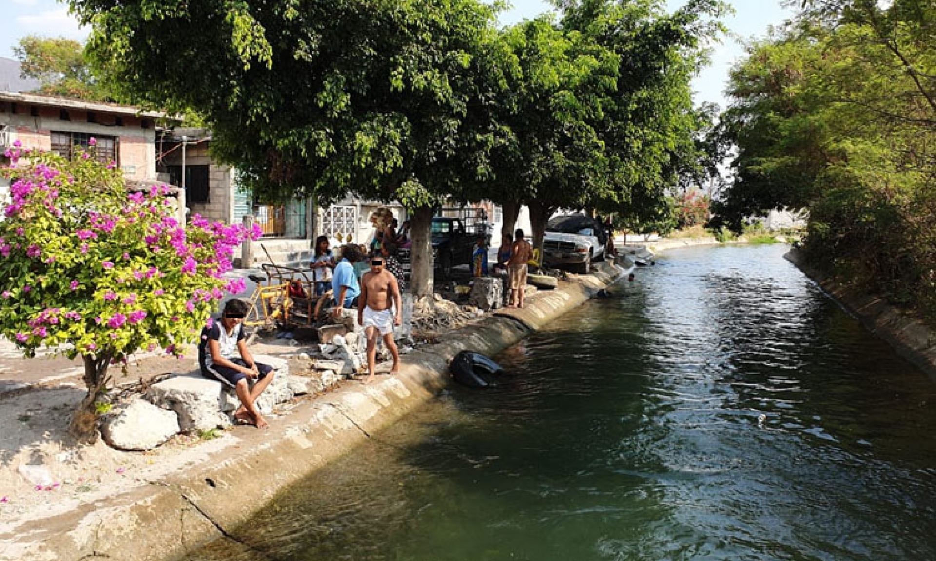 Visitantes saturan ríos y canales tras cierre de balnearios en Morelos