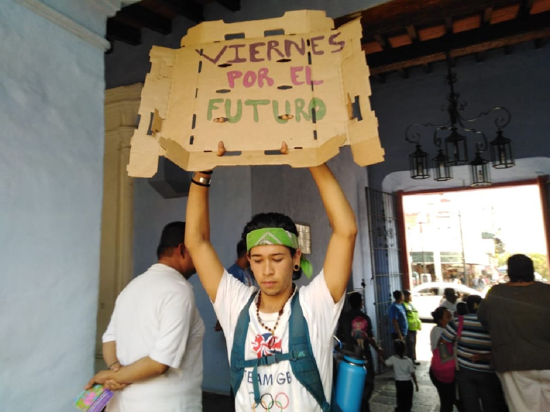 Se manifiestan jóvenes a favor del planeta