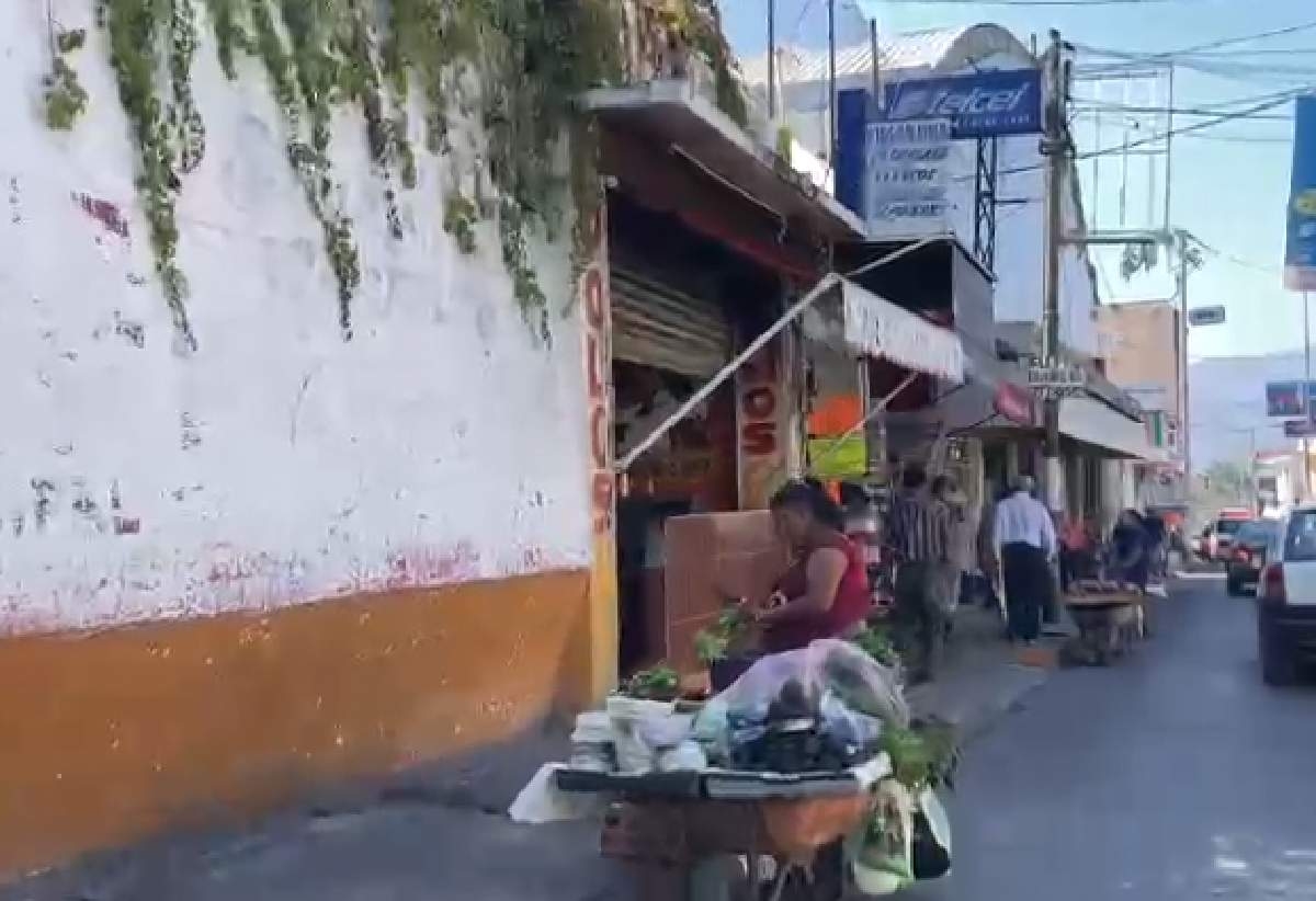 Persiste invasión de aceras en avenida principal de Puente de Ixtla