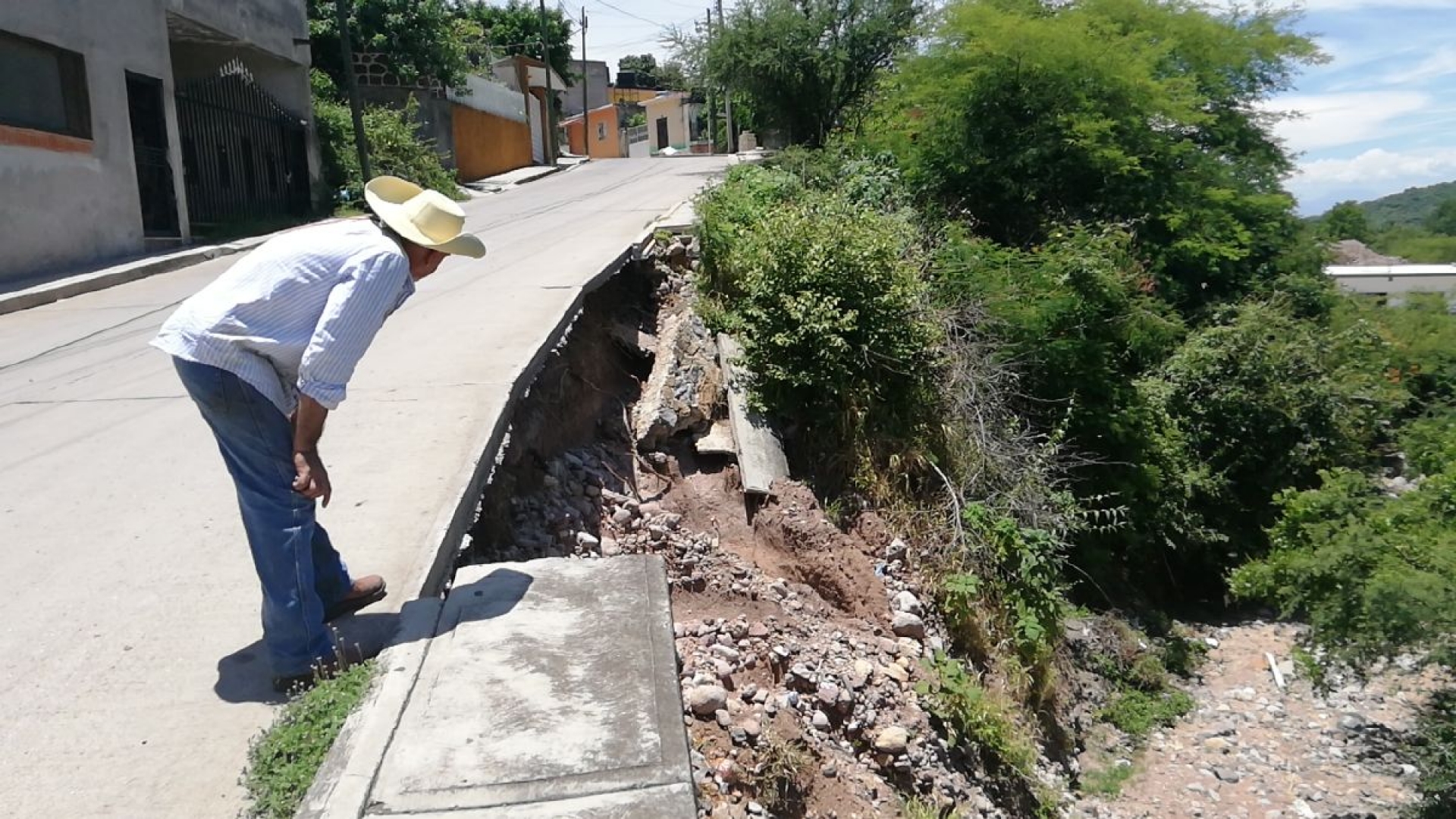 Comuna de Puente de Ixtla se olvida de socavón abierto por las lluvias en Tilzapotla