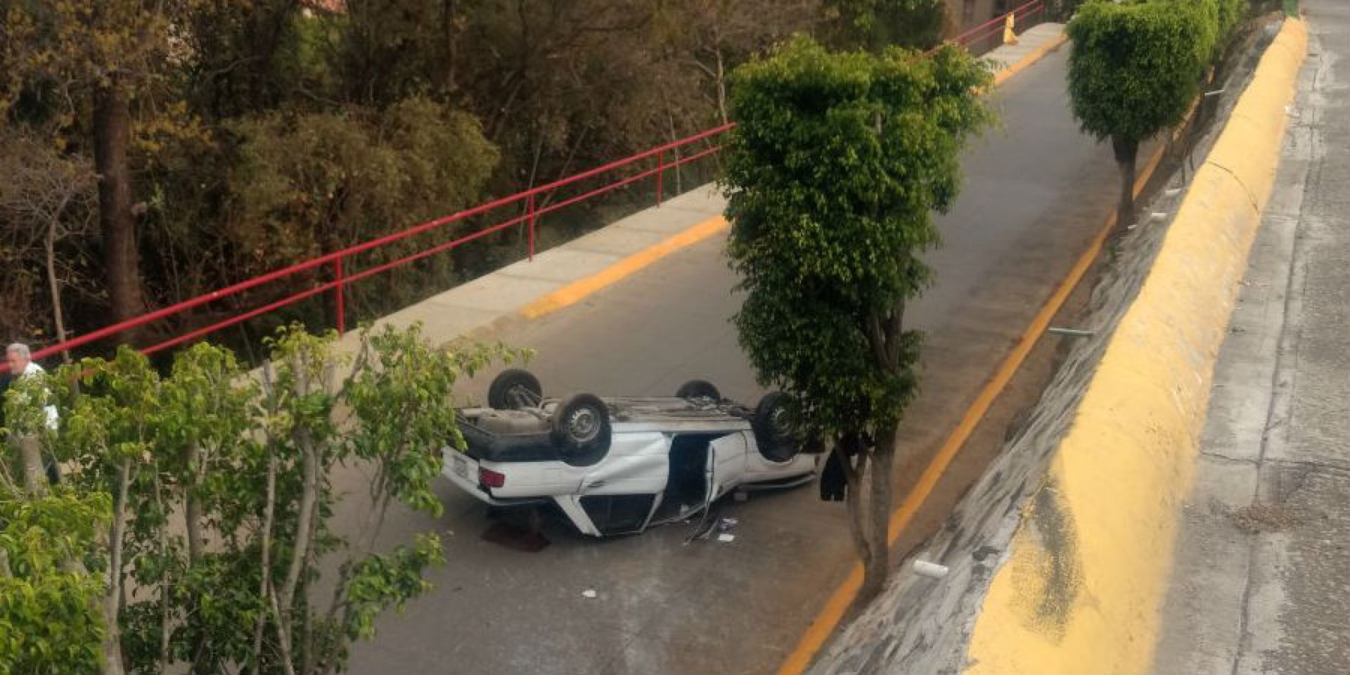 Dos hombres resultan lesionados tras accidente vehicular en Lomas del Tzompantle