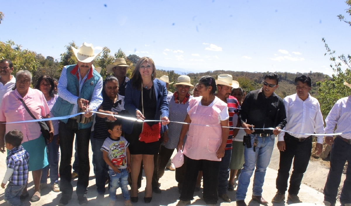 Ana Bertha Haro Sánchez, entregó obras educativas y rurales en Tetela del Volcán y Hueyapan
