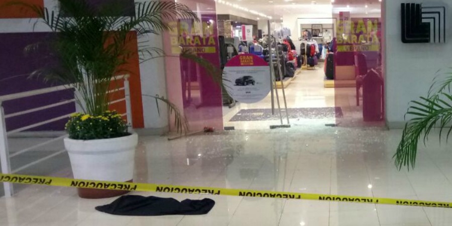 Roba comando joyería de tienda departamental en Plaza Galerías
