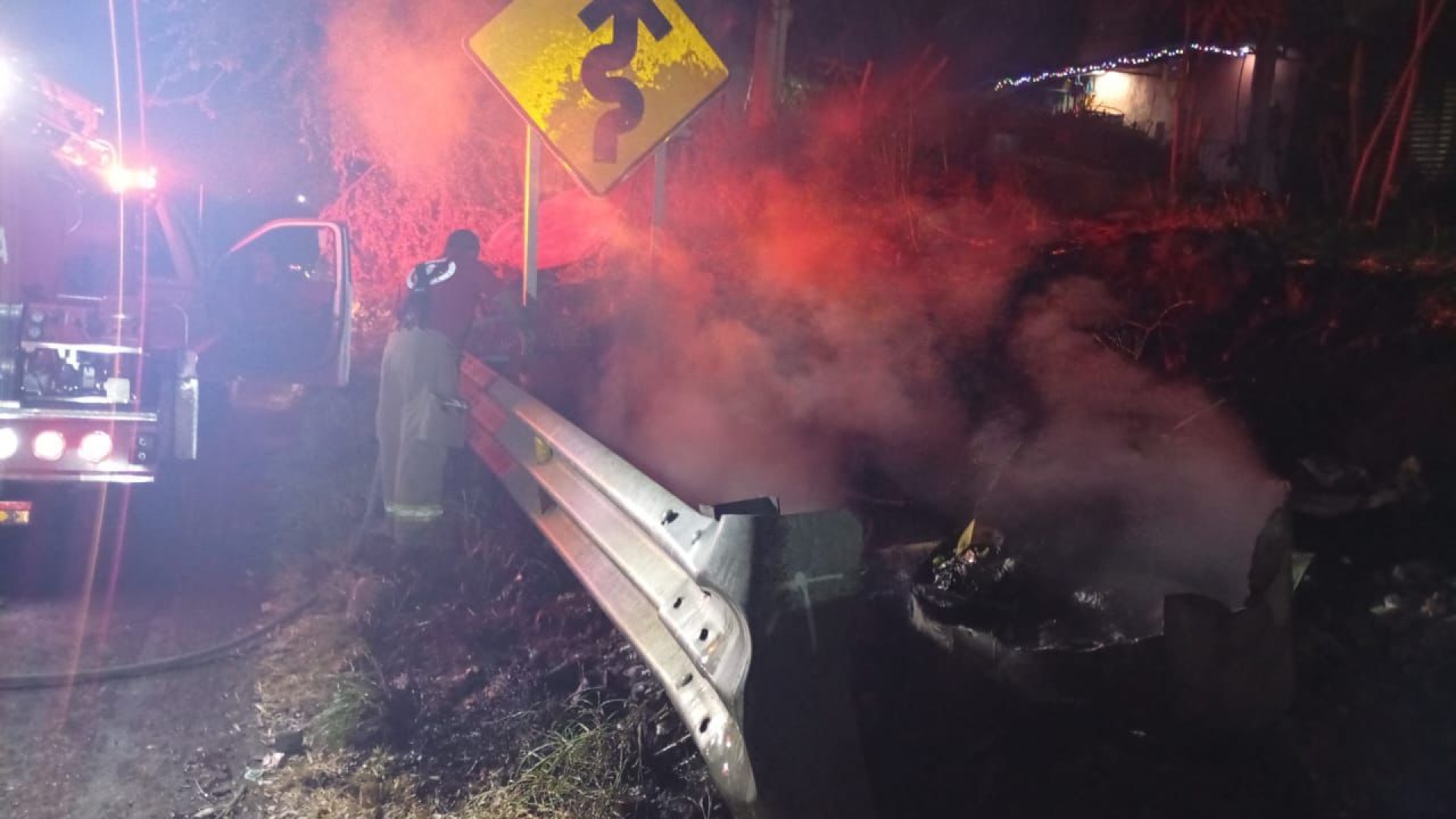 Seprac despliega operativo de emergencias y controla incendios durante la noche de año nuevo en Cuernavaca