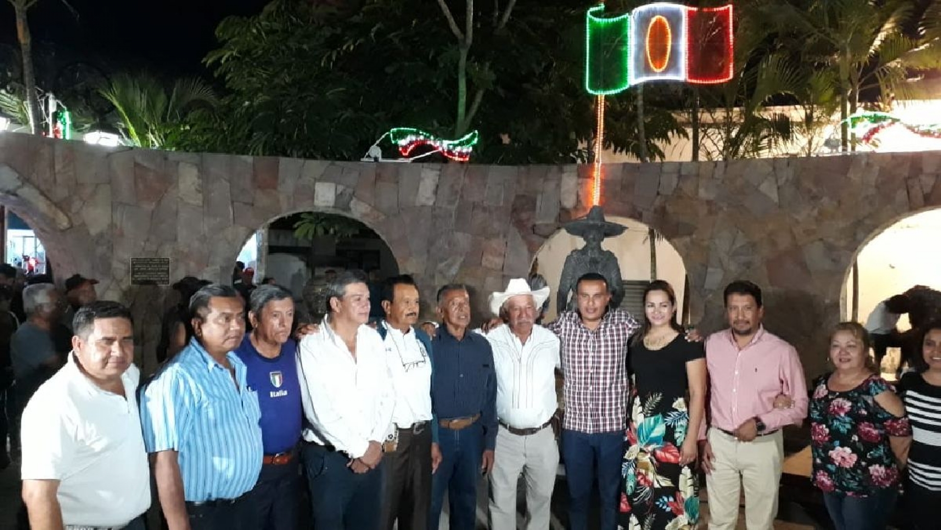 Iluminan Ayala con motivo del “mes patrio”