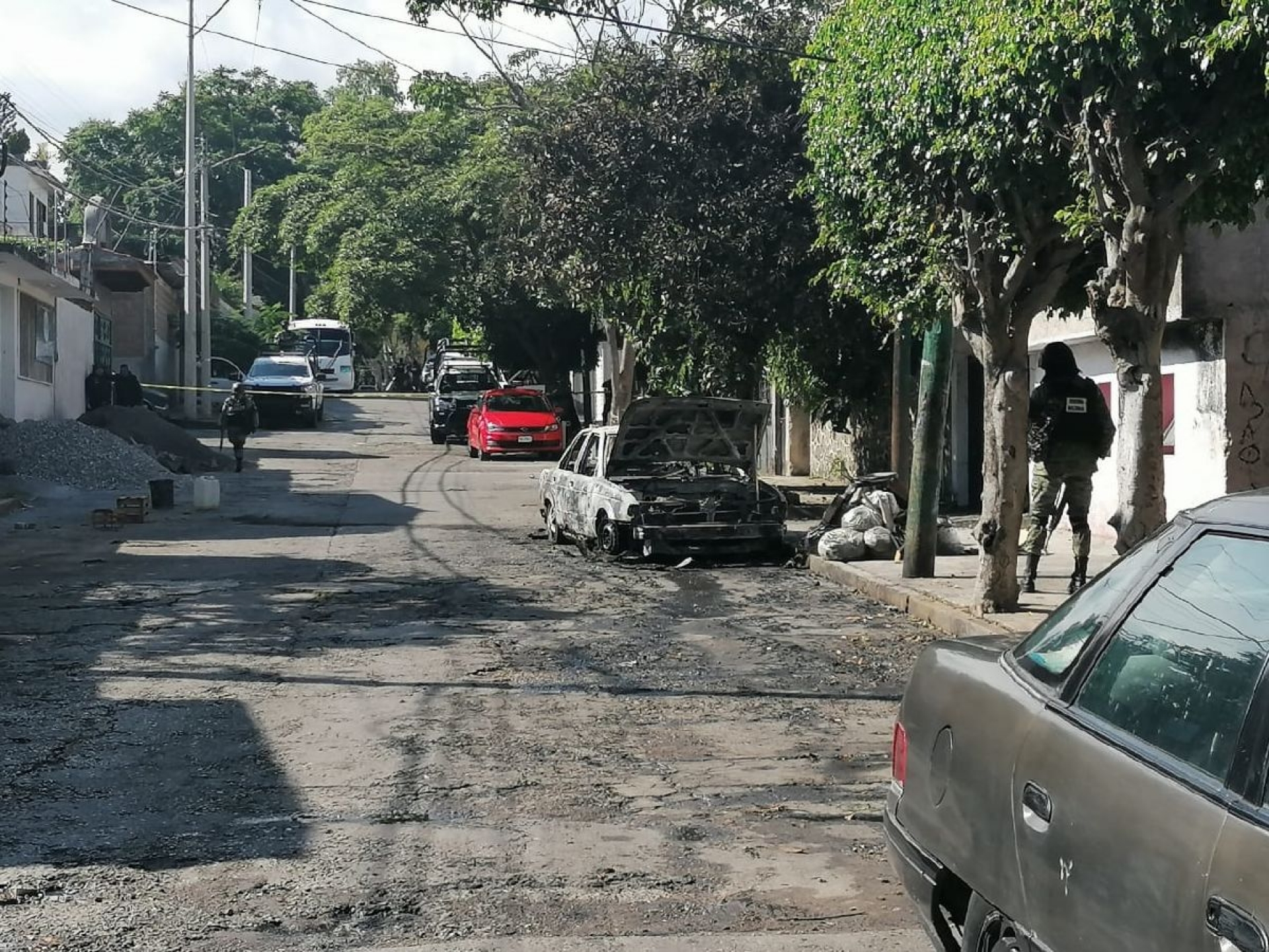 Quemaron su taxi mientras descansaba