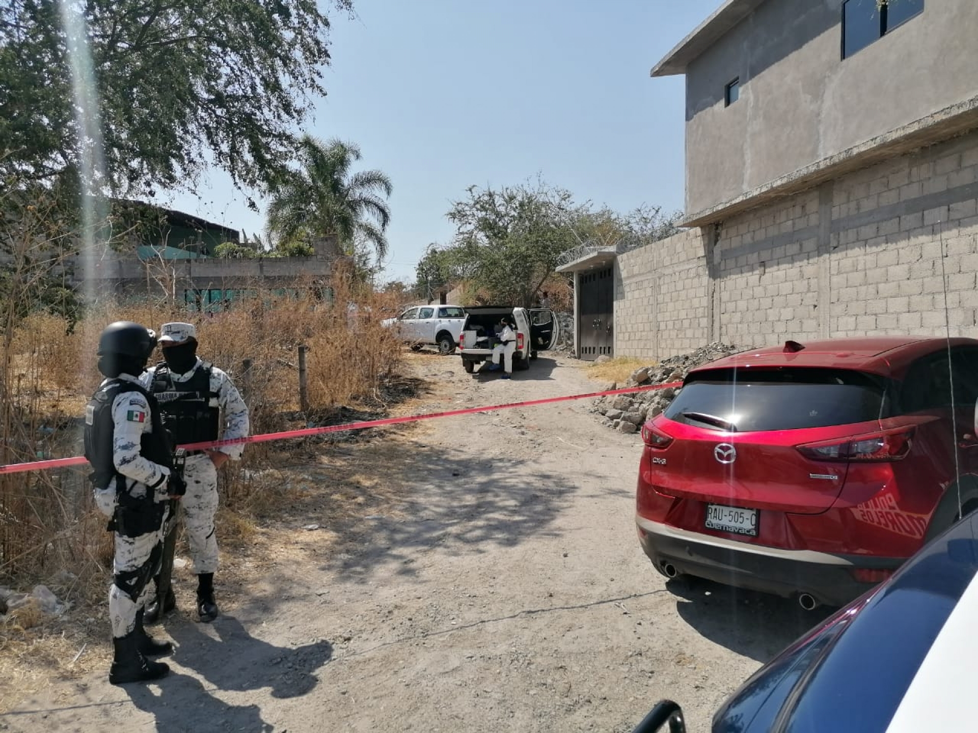 Hallan a una mujer sin vida en la cajuela de un auto