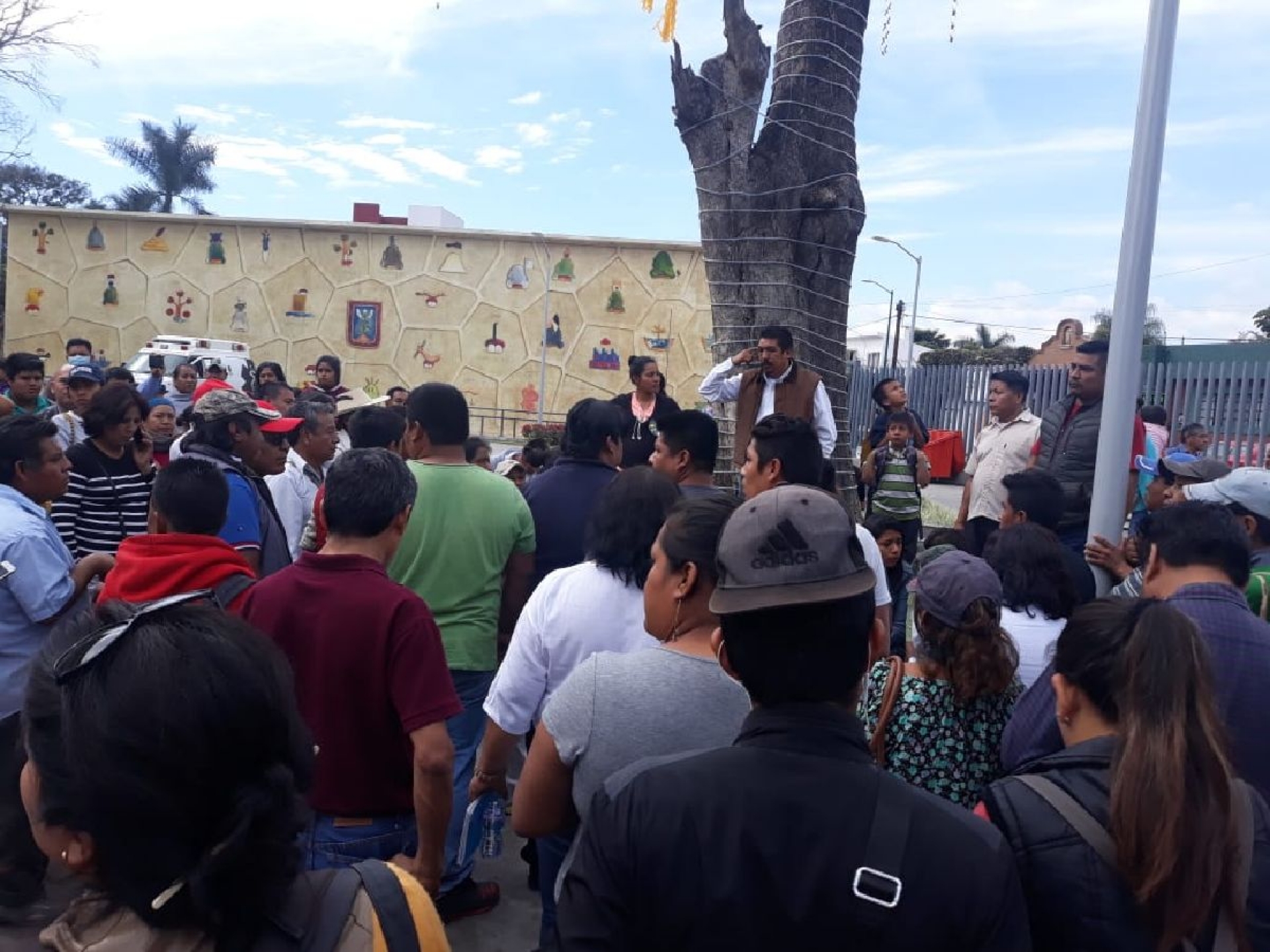 Vecinos de Xoxocotla vandalizan Congreso y TEE